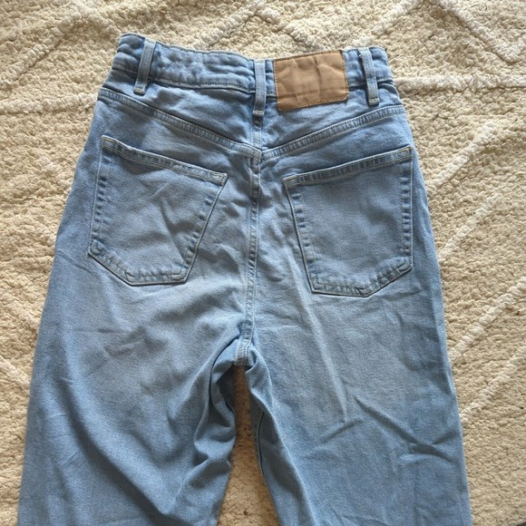 H&M Divided Women's 4 High waisted "Mom" Jeans Tapered Straight Leg Light Wash - Picture 6 of 8